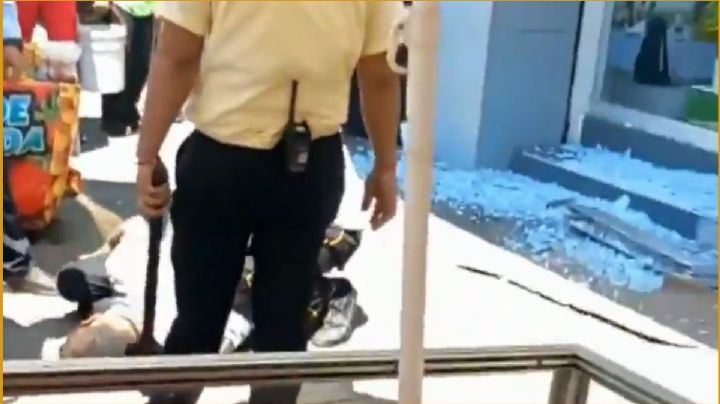 Delincuente roba tenis de Coppel y al tratar de huir se estrella contra puerta de cristal | VIDEO