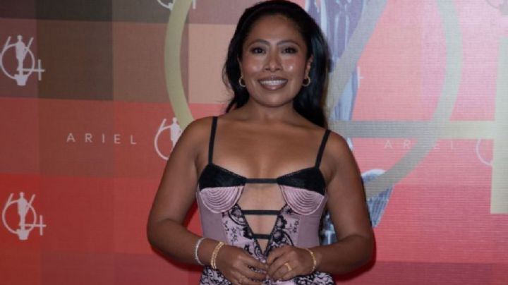 Yalitza Aparicio deslumbró en la alfombra roja de los Ariel 2022 con sensual vestido rosa satinado