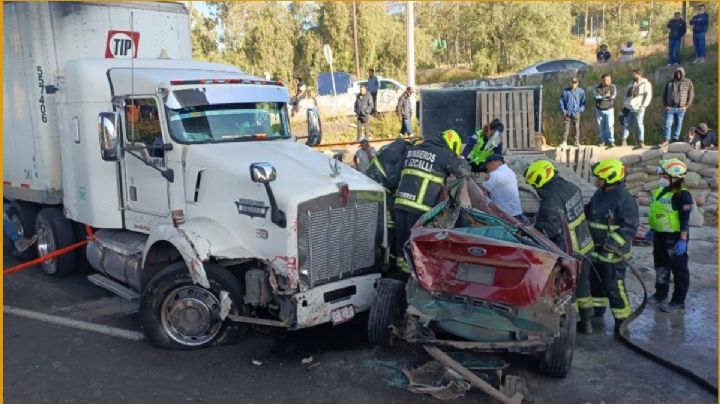 Adulto mayor salva la vida de milagro tras quedar prensado entre dos tráilers en la México-Querétaro