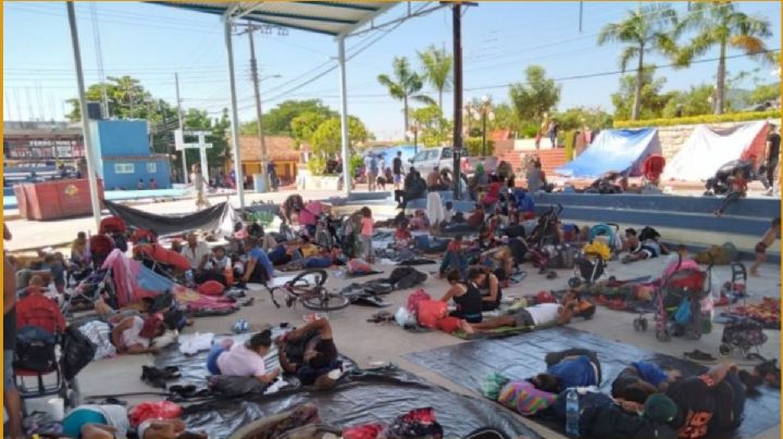 Cientos de migrantes permanecen varados en Tapanatepec