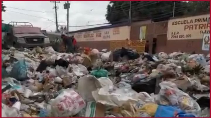 VIDEO | Por crisis de la basura en Oaxaca, se acumulan desperdicios afuera de escuela primaria