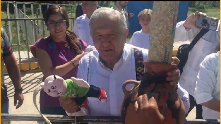 Habitantes de Oaxaca le regalan un Dr. Simi a AMLO y revive un viejo recuerdo del 2006 | VIDEO