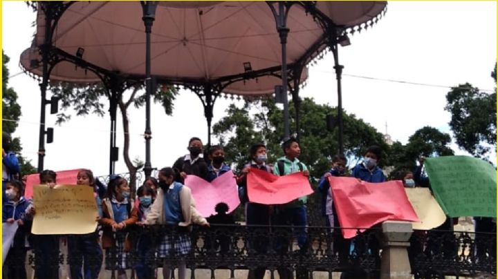 FOTOS | Estudiantes de primaria toman clase en el Zócalo a manera de protesta: "¡Queremos clases!"