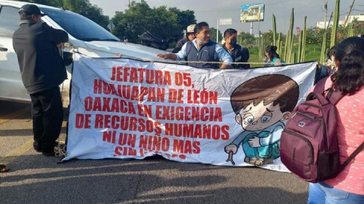 Bloqueos en Oaxaca hoy lunes 24 de octubre: Exigen maestros para escuelas de la Mixteca