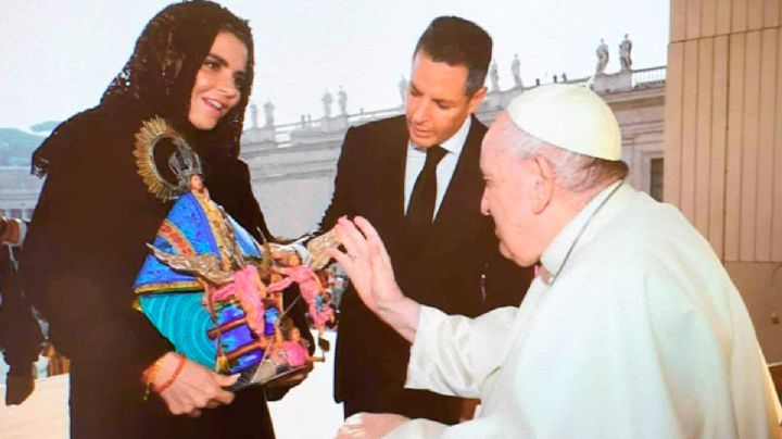 VIDEO | Ivette y Alejandro Murat entregan Virgen de Juquila al Papa Francisco
