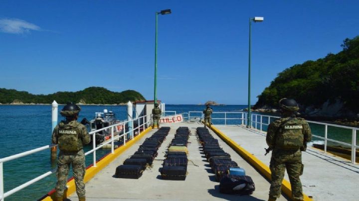 Mega decomiso en Huatulco: Marina asegura una tonelada de cocaína y bidones de combustible