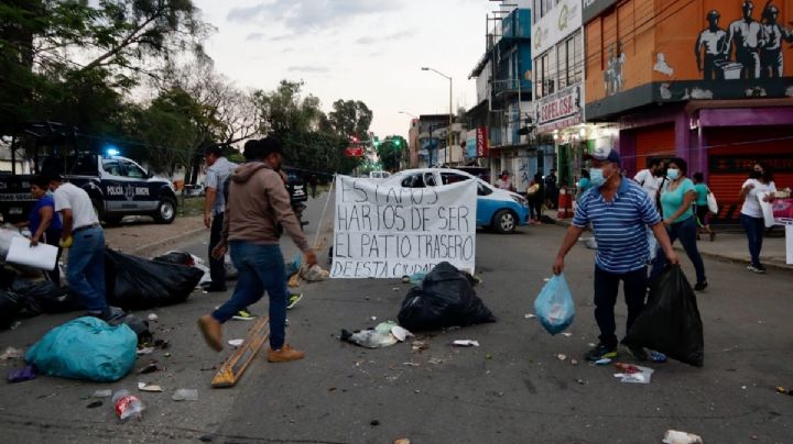 Bloquean vecinos con bolsas de basura calle de Oaxaca para exigir reactivación del servicio de recolección