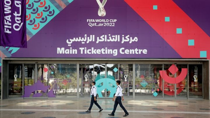 FOTO | Cartel de bienvenida de Qatar 2022 causa polémica por lista de prohibiciones discriminatorias