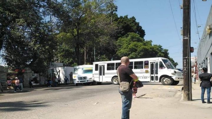 Bloqueos en Oaxaca hoy 1 de noviembre: Cierran cruceros para exigir aumento a tarifa del pasaje