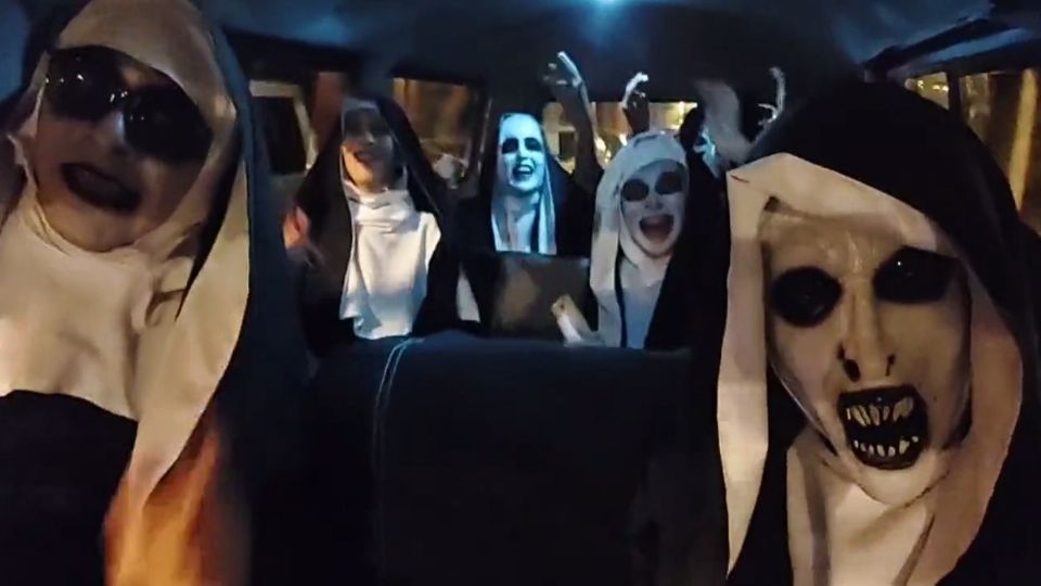 Las Monjas de la Combi, un familia de oaxaqueños y su disfraz.