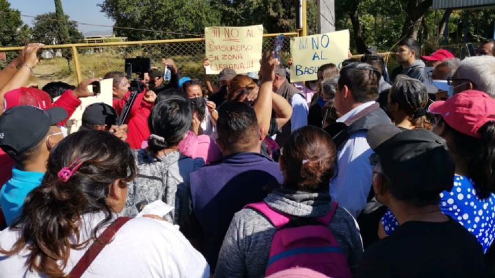 Crisis de basura en Oaxaca; vecinos bloquean crucero para exigir el retiro de desechos sólidos