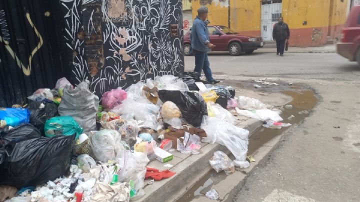 Alertan por posibles casos de hepatitis y cólera ante acumulación de basura en calles de Oaxaca