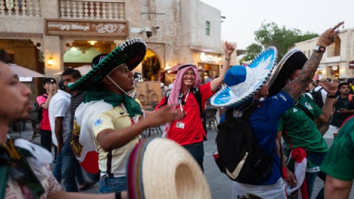 Mexicanos en Qatar 2022: Paisanos lo dan todo en la pista bailando "Payaso de Rodeo" | VIDEO