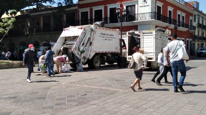 Levantan comerciantes de Oaxaca de Juárez toneladas de basura del Zócalo