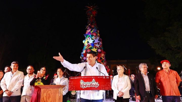 Navidad 2022: Salomón Jara enciende el árbol navideño acompañado de cientos de oaxaqueños en el Zócalo