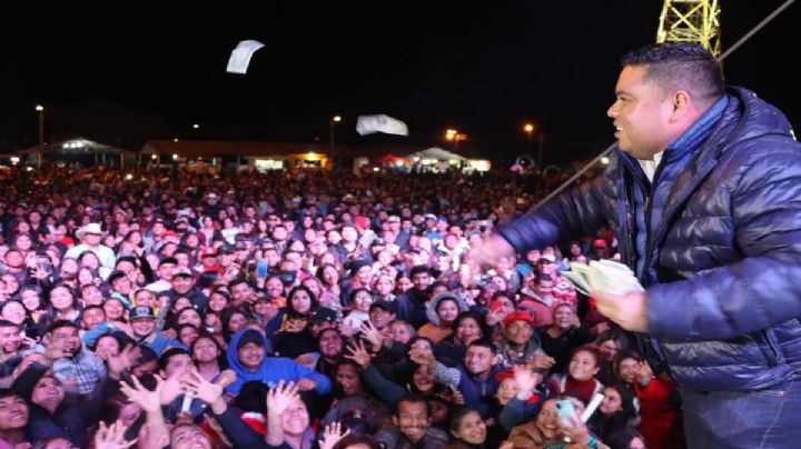 "Mayito Fest": Alcalde de Coahuila lanza billetes a la gente para celebrar su cumpleaños | VIDEO