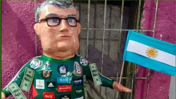 Lanzan piñata del "Tata" Martino para desquitar el coraje en las posadas navideñas | FOTO