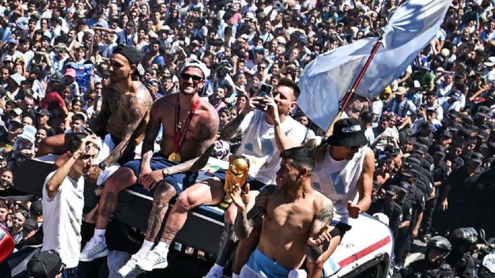 VIDEO | Hinchas de Argentina se lanzan desde puente, siguen festejando mientras iban al hospital