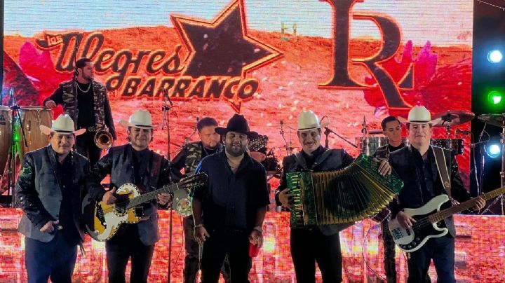 Banda "Los Alegres del Barranco" se vuelca en carretera de Durango; así quedó su camioneta