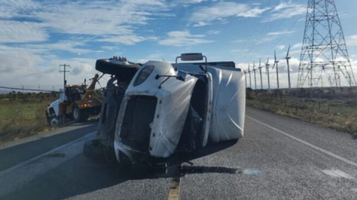 OAXACA prohíbe circulación de tráileres vacíos en carretera por rachas de viento de hasta 110 km/hr