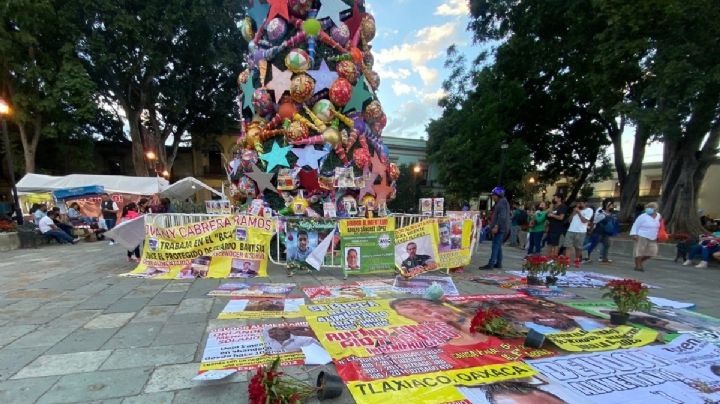 Árbol de Navidad en Oaxaca es decorado con FOTOS y nombres de padres que deben pensión alimenticia