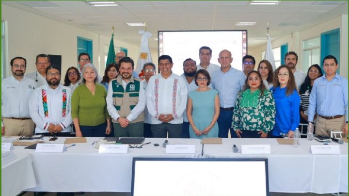 Salomón Jara recorre obras del hospital materno infantil de Juchitán