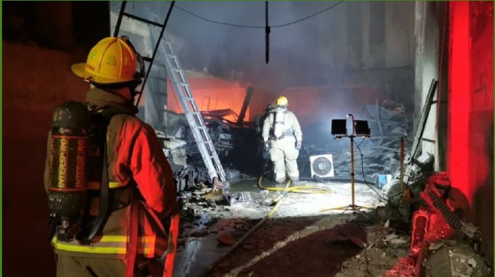 Fuerte incendio termina con un taller mecánico en San Antonio de la Cal