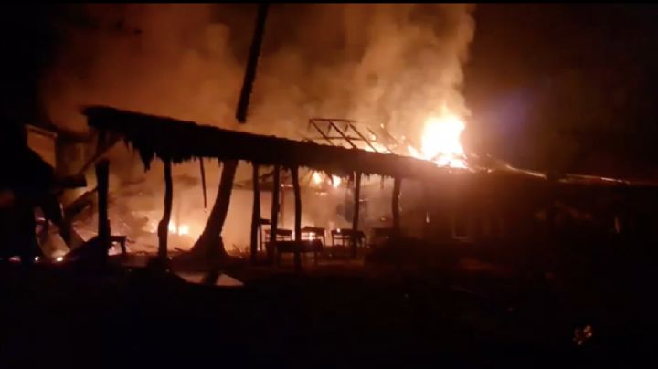 VIDEO: Rayo cae en Playa Carrizalillo y causa incendio de palapa