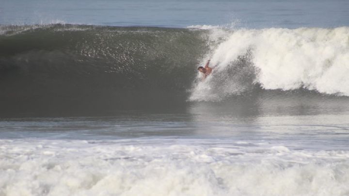 Surfista desaparece entre las olas del mar de Zicatela; bomberos intentan rescatar su cuerpo