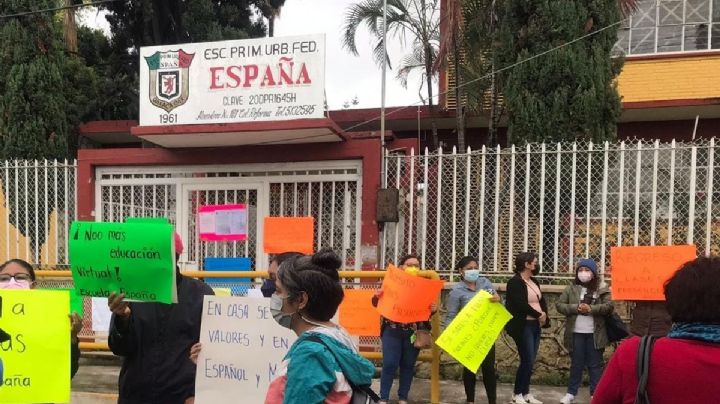 Padres de familia de escuela de Oaxaca exigen clases presenciales para sus hijos