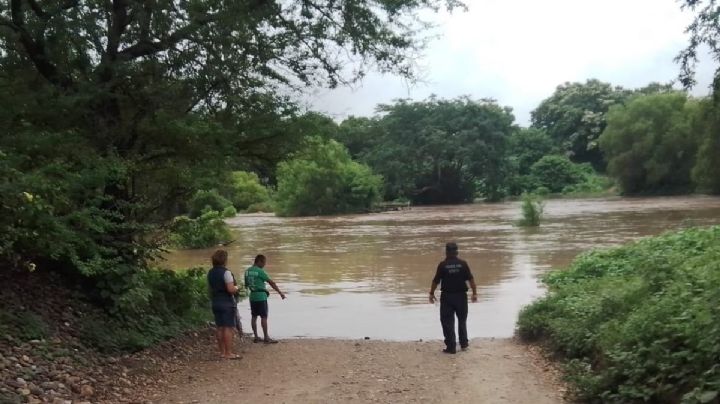 Hombre desafía río crecido en Juchitán, pero acaba arrastrado por corriente | VIDEO