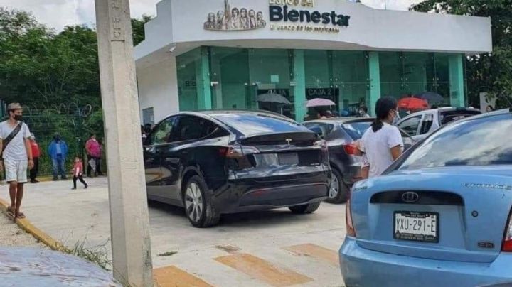 Abuelito se vuelve viral al acudir a cobrar su Pensión Bienestar en un lujoso Tesla