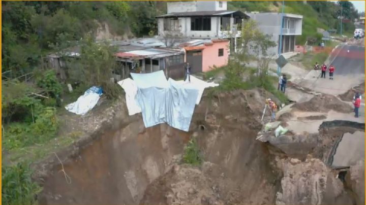 Lluvias provocan socavón gigante en Puebla con profundidad de 50 metros | VIDEO