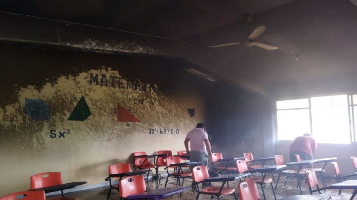 Fuerte incendio en secundaria de Matías Romero consume libros y materiales de alumnos