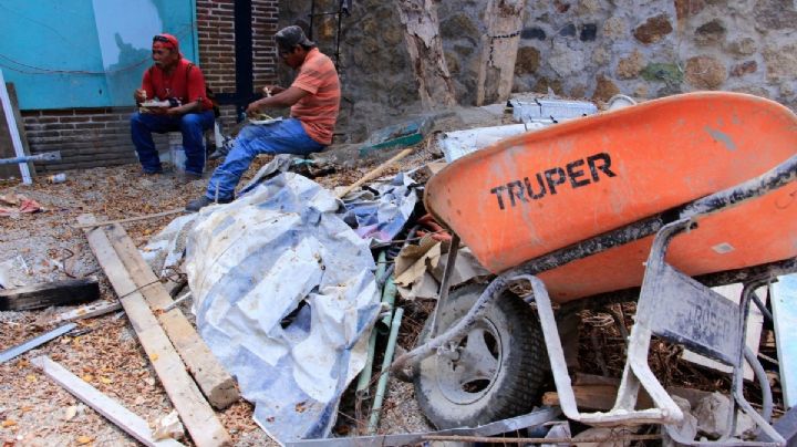 "Premio en la obra": Albañiles encuentran pequeña fortuna escondida en pared de una casa | VIDEO