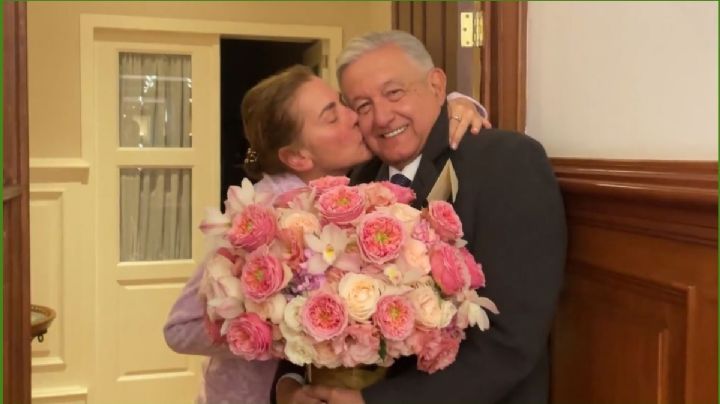 Con serenata en el balcón de Palacio Nacional y flores AMLO celebra a su "amada Beatriz" | VIDEO