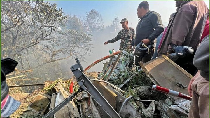 Las impactantes imágenes del avión que se estrelló en Nepal, dejando más de 60 muertos | VIDEO