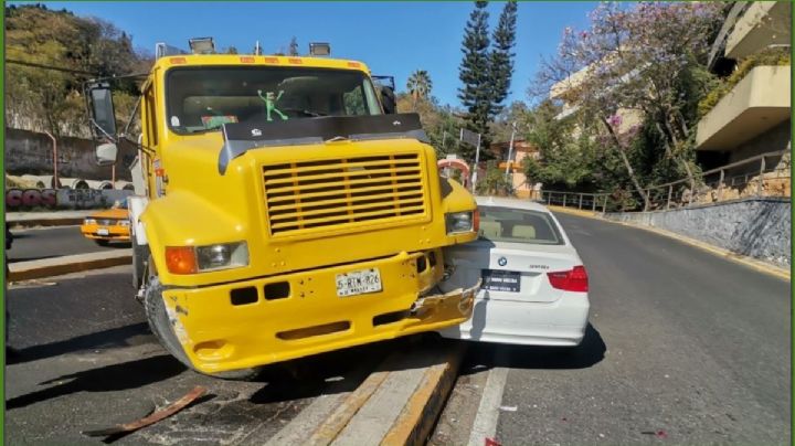 Pipa se queda sin frenos y destroza un auto compacto en Oaxaca