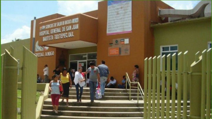 Indígena embarazada da a luz en el baño de un hospital de Tuxtepec; familiares acusan negligencia