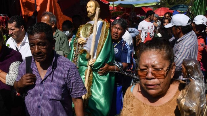 FOTOS | Miles de personas abarrotan San Hipólito en honor a San Judas Tadeo en CDMX