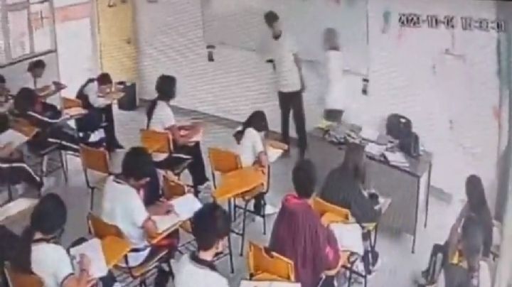 Video muestra a alumno que apuñala a maestra por la espalda en clase de secundaria en Coahuila