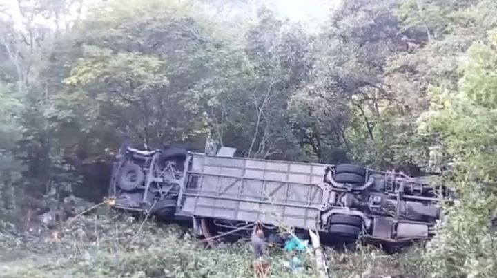 Tragedia en la Sierra Sur de OAXACA: Autobús vuelca sobre el tramo Tlaxiaco-Putla y deja 30 heridos