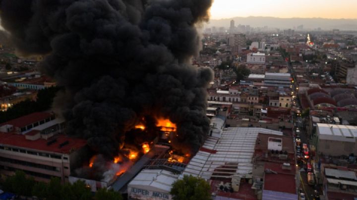 VIDEOS del terrible incendio de una bodega de zapatos en el barrio bravo de Tepito