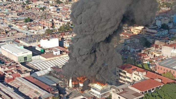 Video del momento en que inicia incendio en Tepito: Así se formó la inmensa columna de humo