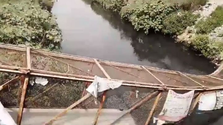 VIDEO | Se desploma puente peatonal junto a un panteón en el Estado de México