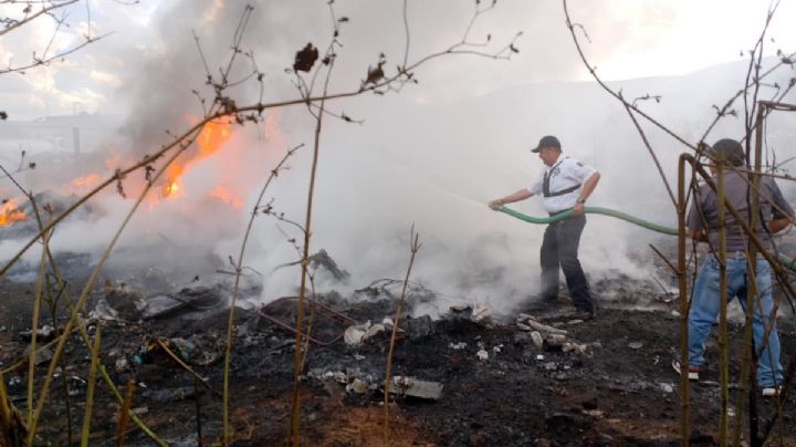 Incendio en Oaxaca: Deshuesadero se quema en la carretera 190 | VIDEO