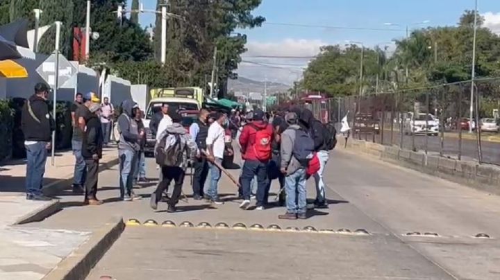 Comuneros de Teojomulco agreden a trabajadores en Ciudad Administrativa | VIDEO