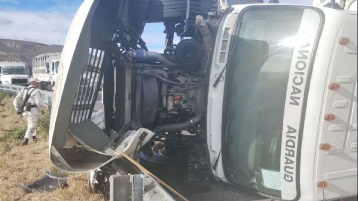 FOTOS | camión de la Guardia Nacional se voltea en Mitla y deja heridos a decenas de uniformados