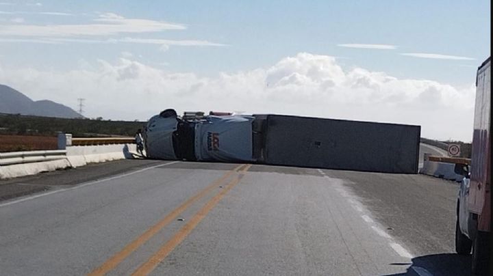 Cuatro tráilers se vuelcan en OAXACA por las fuertes ráfagas de viento del Frente Frío 13