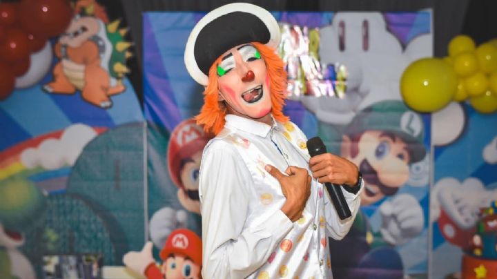 Palmerín, el payaso viral que da clases a niños indígenas de primaria de OAXACA